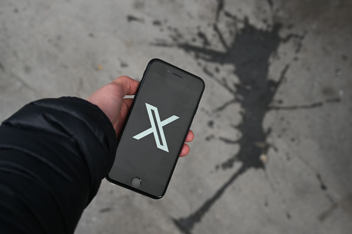 X experiences intermittent outages globally, beginning early on March 10 (Charles Capel/Bloomberg)