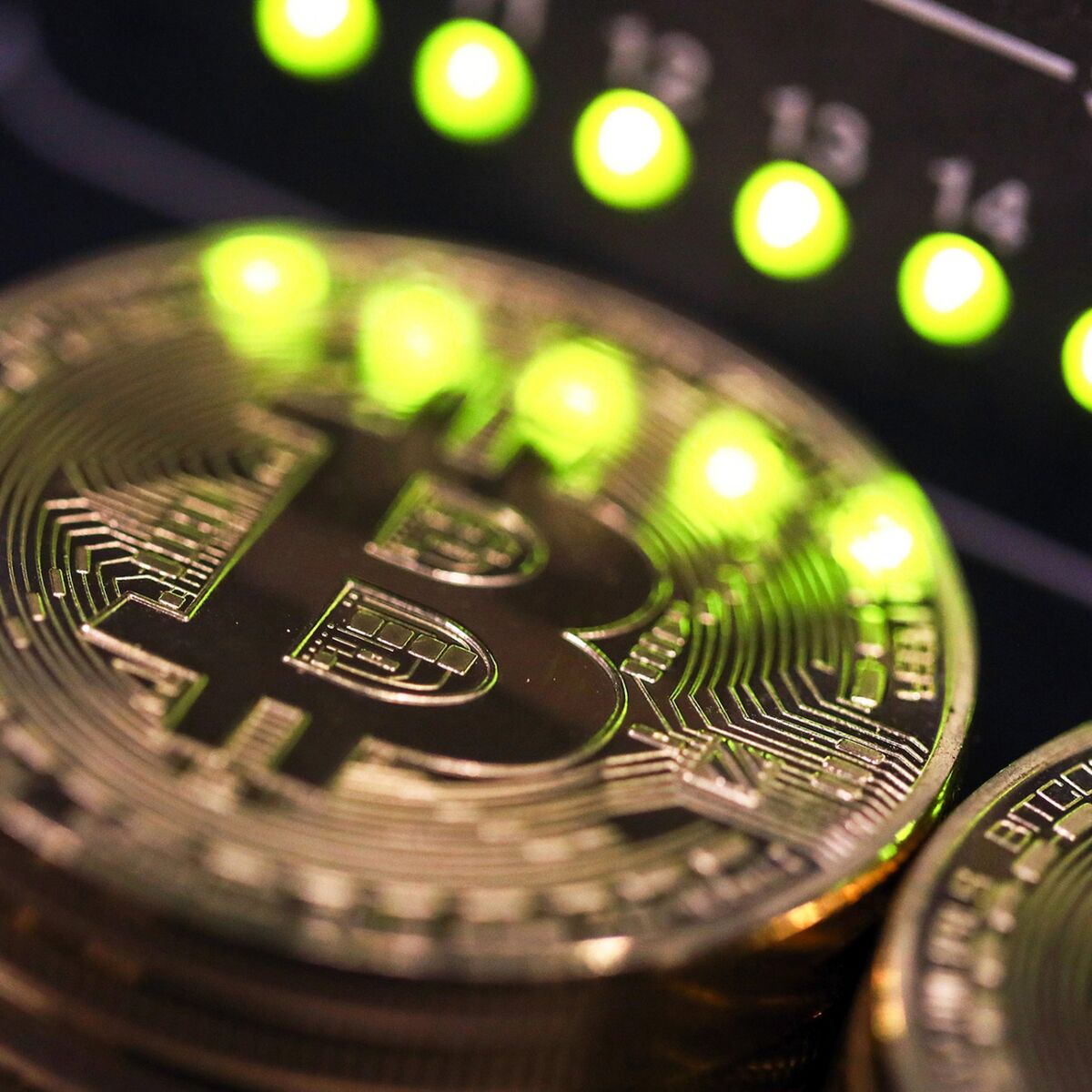 Bitcoin Plunges After Plans for Split Called Off - Bloomberg