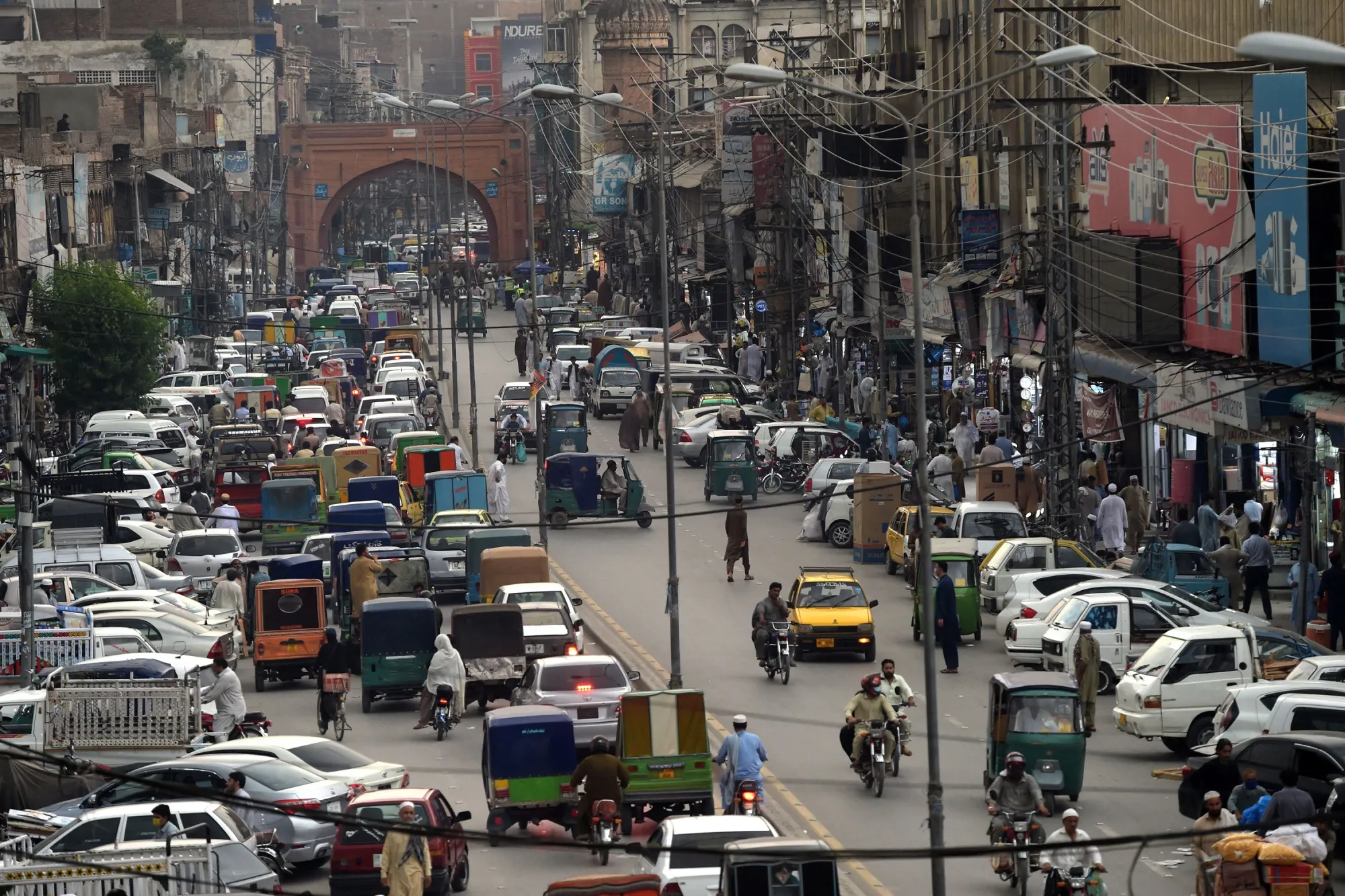 Commuters on a busy street in Peshawar,&nbsp;Khyber-Pakhtunkhwa province, Pakistan.&nbsp;&nbsp;