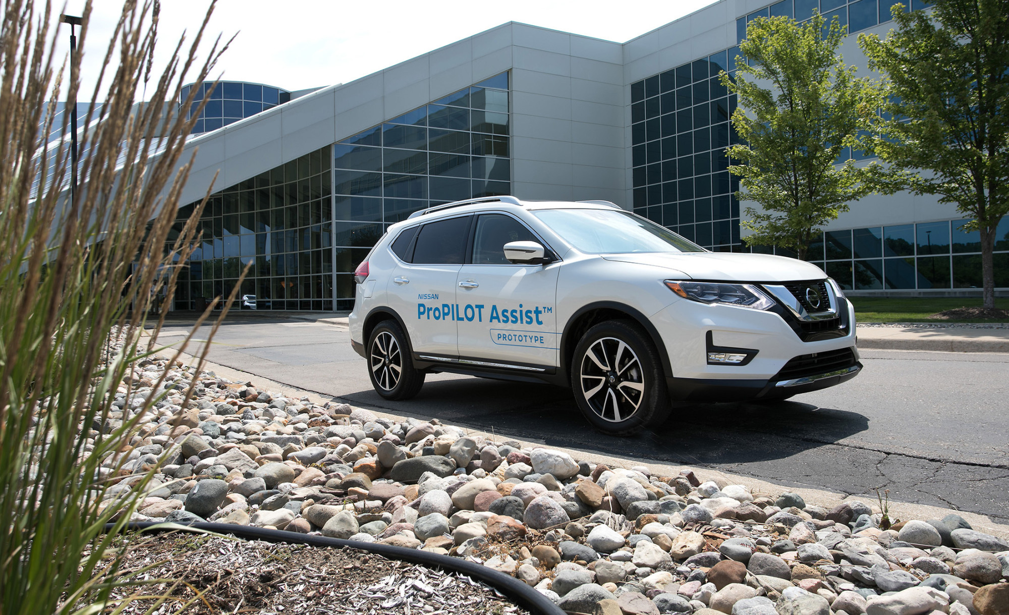 Nissan Brings a Tiny Bit of Self-Driving to the Masses - Bloomberg Nissan Brings a Tiny Bit of Self-Driving to the Masses - Bloomberg