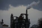 Emissions rise from a&nbsp;Valero Energy Corp. oil refinery in Memphis, Tennessee.