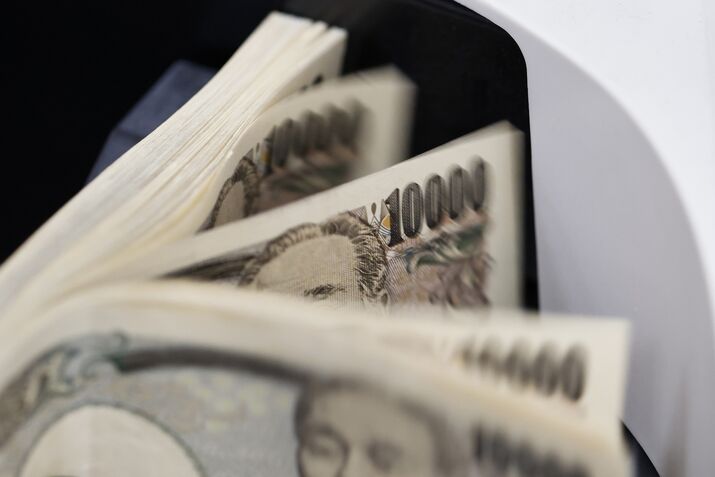 Banknotes at Resona Bank Nihonbashi Branch