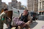 Ukrainian servicemen unload potatoes in Kyiv.&nbsp;