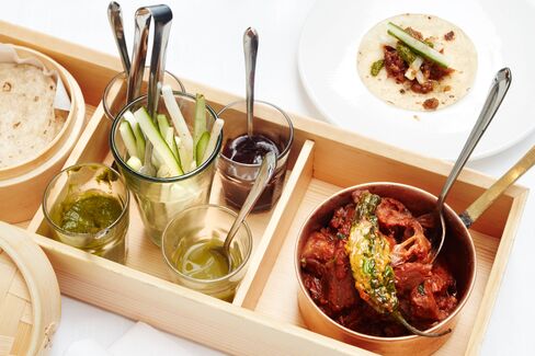 Γκι-ψητό αρνί με μικροσκοπικά rotis είναι ένα από τα λίγα πιάτα στο μενού που είναι γραφτό να γίνει από κοινού.