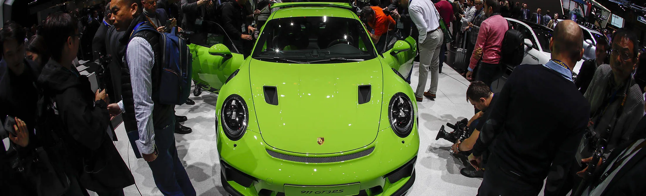 Attendees examine&nbsp;a Porsche AG 991 GT3 RS on the 88th Geneva International Motor Show’s opening day&nbsp;in Geneva&nbsp;on Tuesday, March 6, 2018.