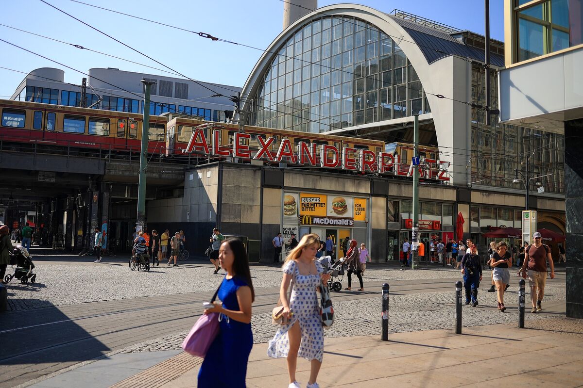 German Investor Outlook Improves But Still Signals Weak Momentum