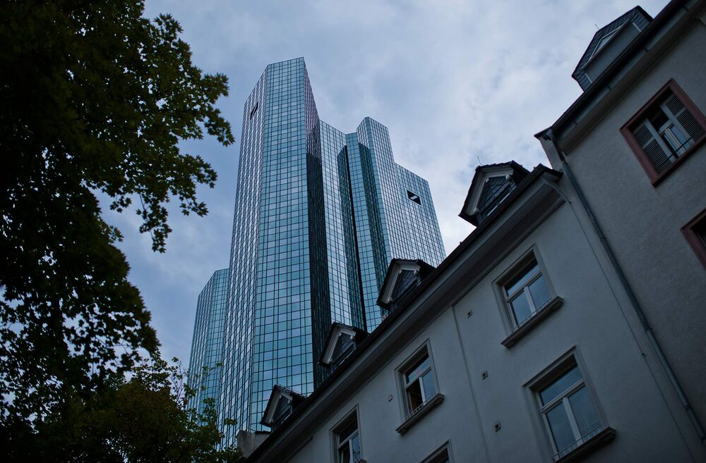 Europe S Largest Banks Slump To Record On Brexit Concerns Bloomberg