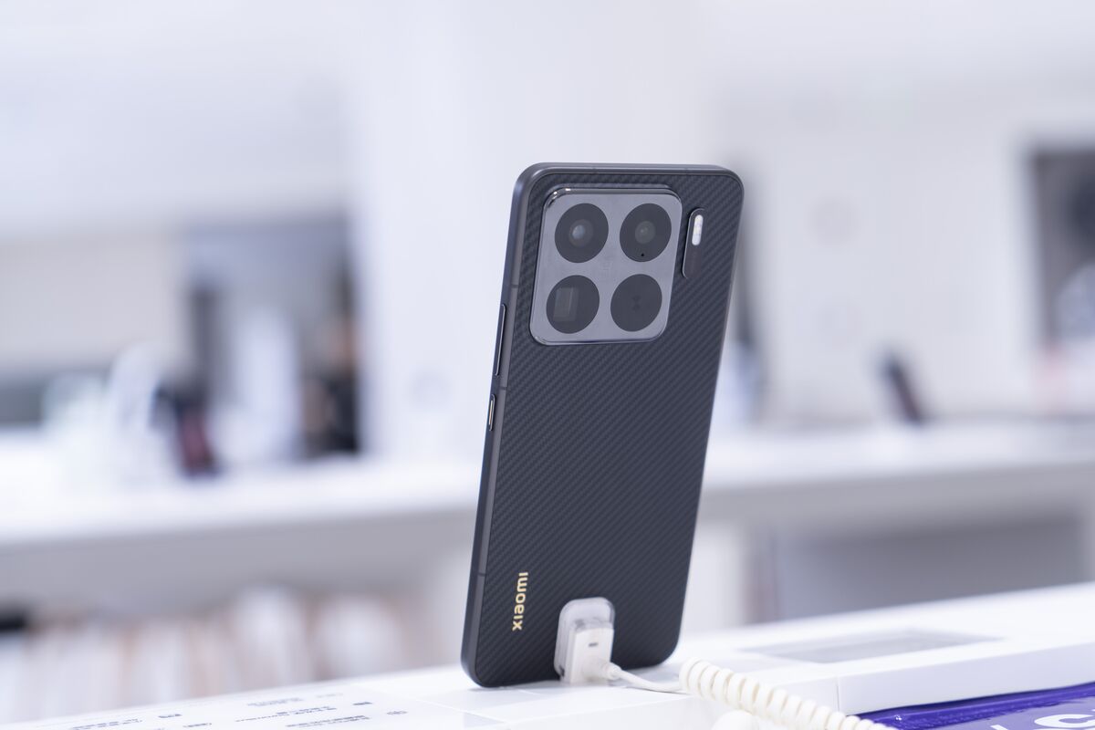 Xiaomi’s $120 Billion Gain Faces Scrutiny on Smartphone Slowdown