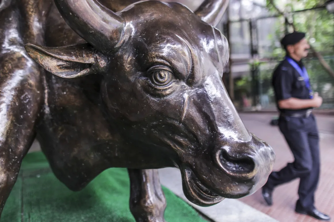 Images From the BSE As Stocks Fall After Modi's Loss In Bihar