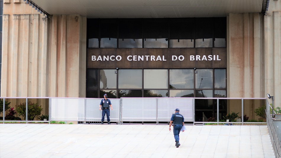 Banco do Brasil's quarterly profit edges up on interest income