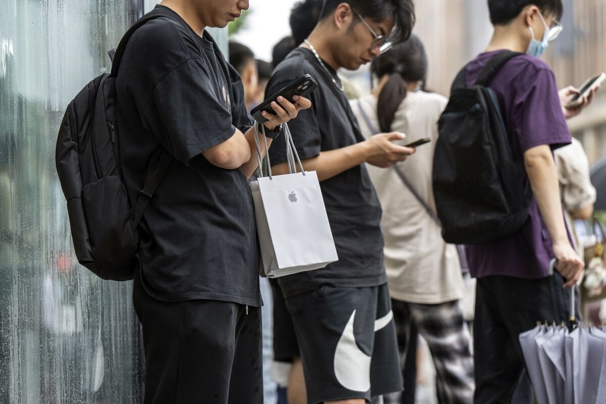 (AAPL) Apple Faces Tough January as China Weakness, Tariff Risks Weigh -  Bloomberg