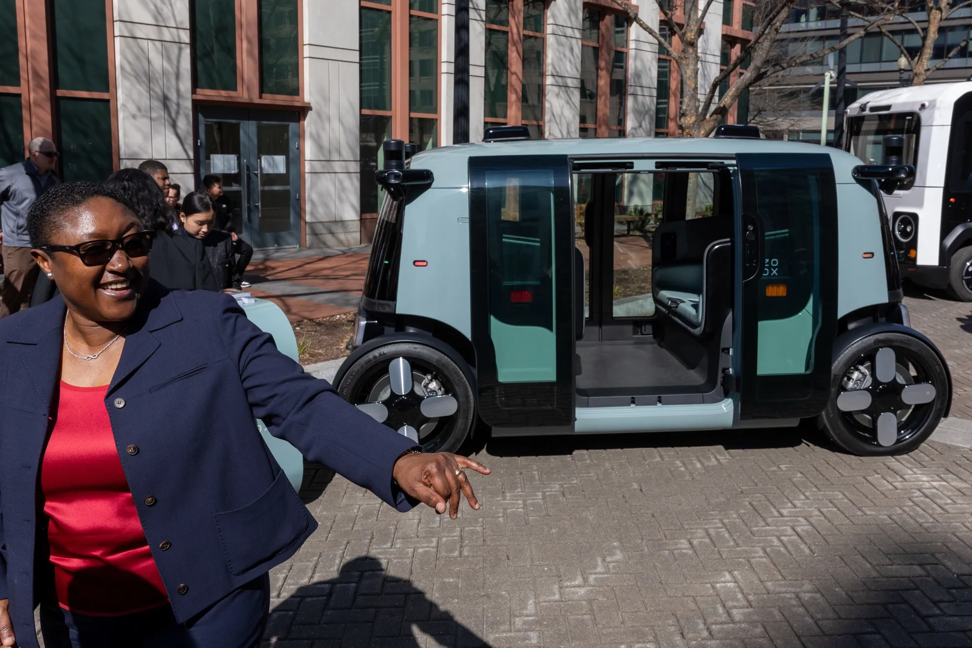 ズークスの車両にはハンドルもペダルも、ドライバー用の操作装置も一切ない。