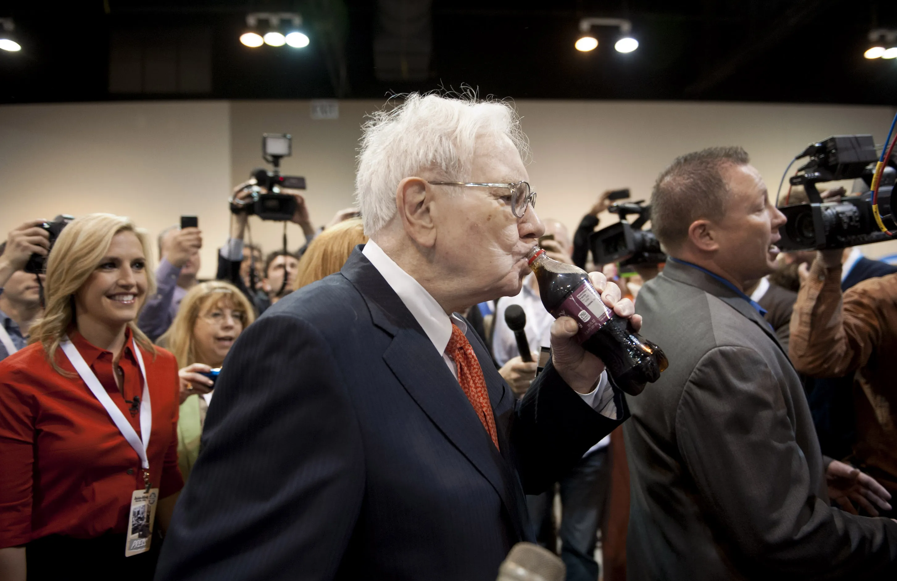 バフェット氏はＴボーンステーキに塩の嵐－ポリープ切除も - Bloomberg