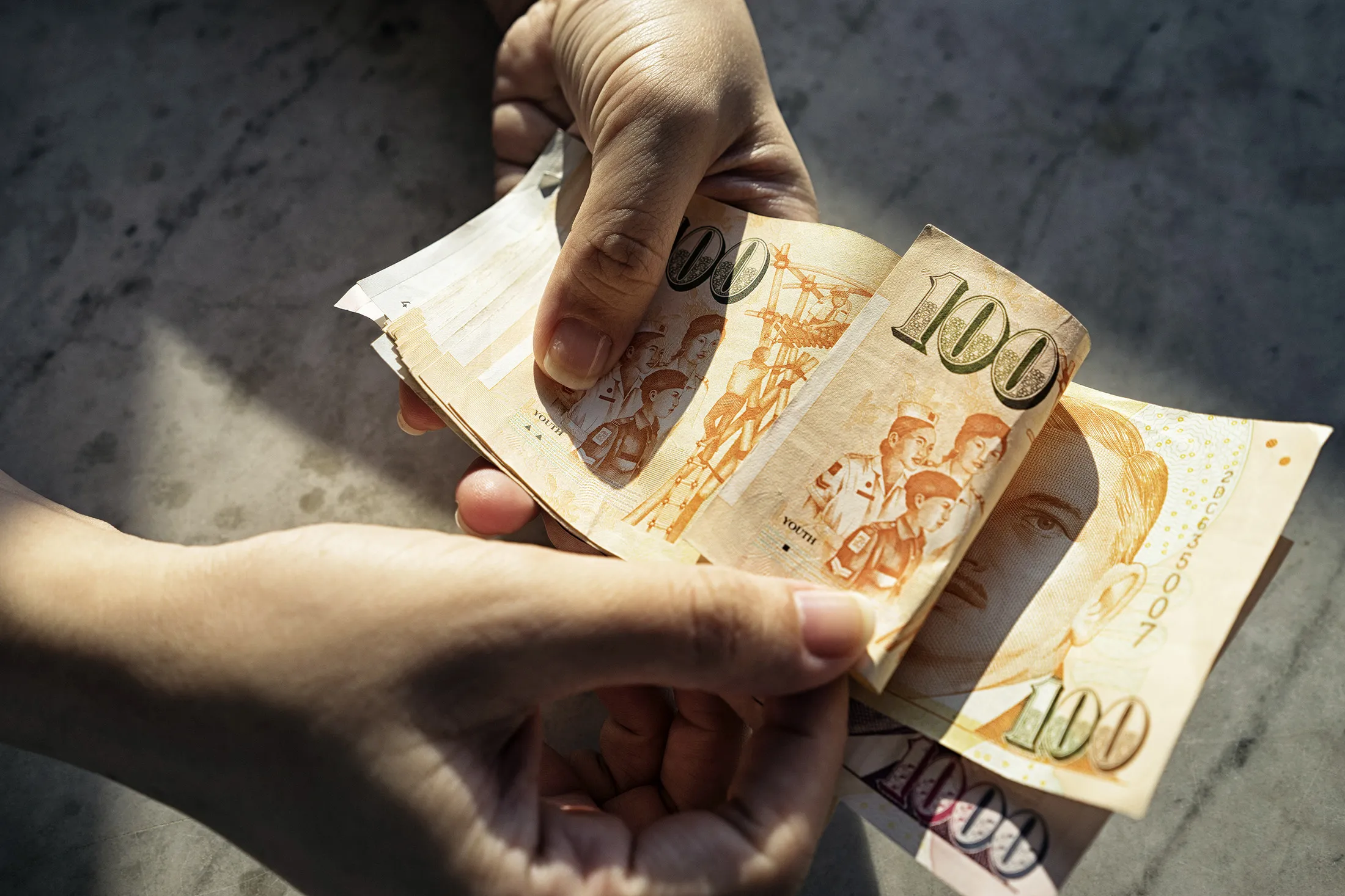 Singapore Dollar Pays Liquidity Price as Yuan Move Shocks Asia - Bloomberg