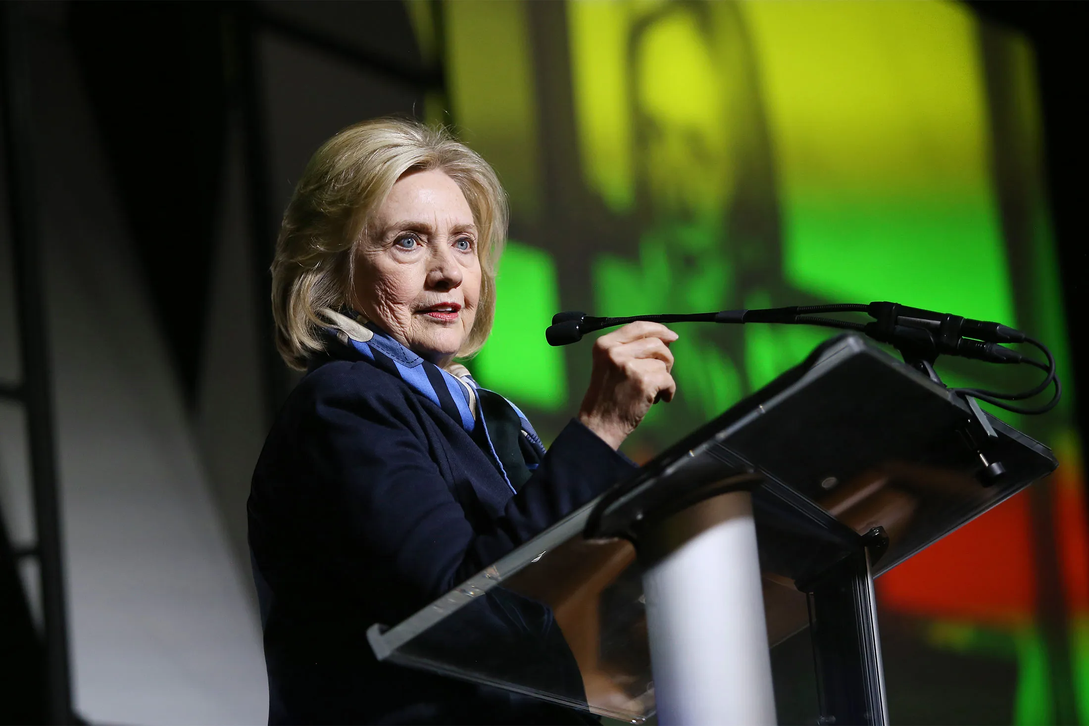 Team Clinton Hits Sanders Ahead of New Hampshire Primary - Bloomberg
