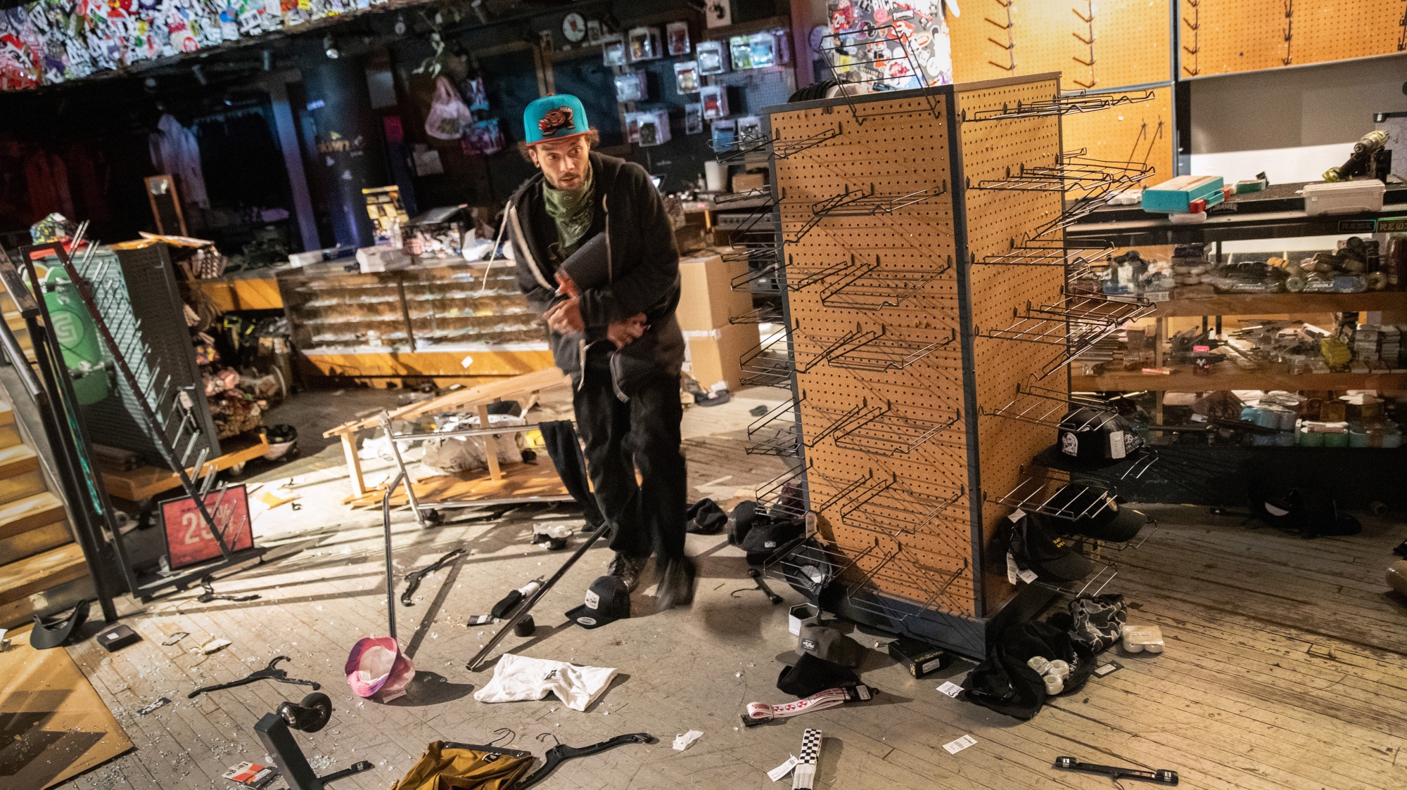 Looters Strike Midtown Manhattan Including Macy S Flagship Store