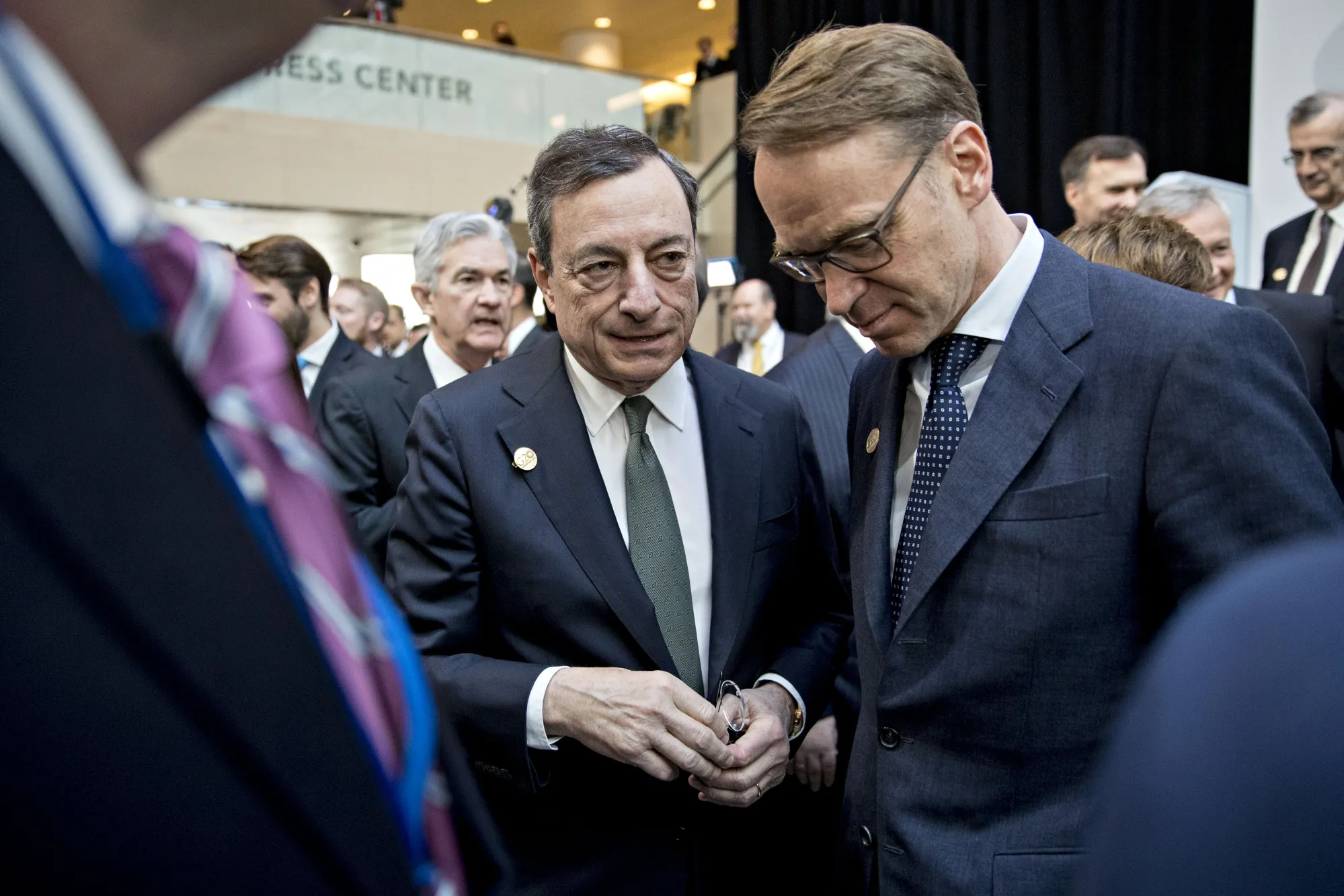 Mario Draghi, president of the European Central Bank (ECB), center, with Jens Weidmann, president of the Deutsche Bundesbank.