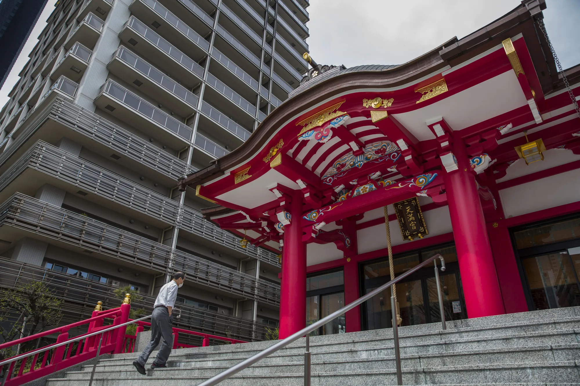 The Narukoten shrine stands next to a high-rise residential building in Tokyo in&nbsp;2017.
