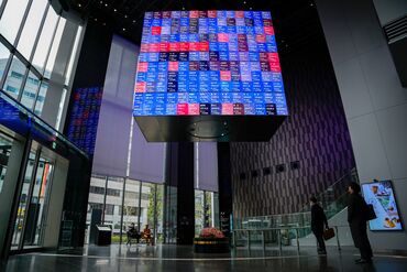 Japanese Bank Stocks Slide as JGB Volatility Stokes Loss Fears