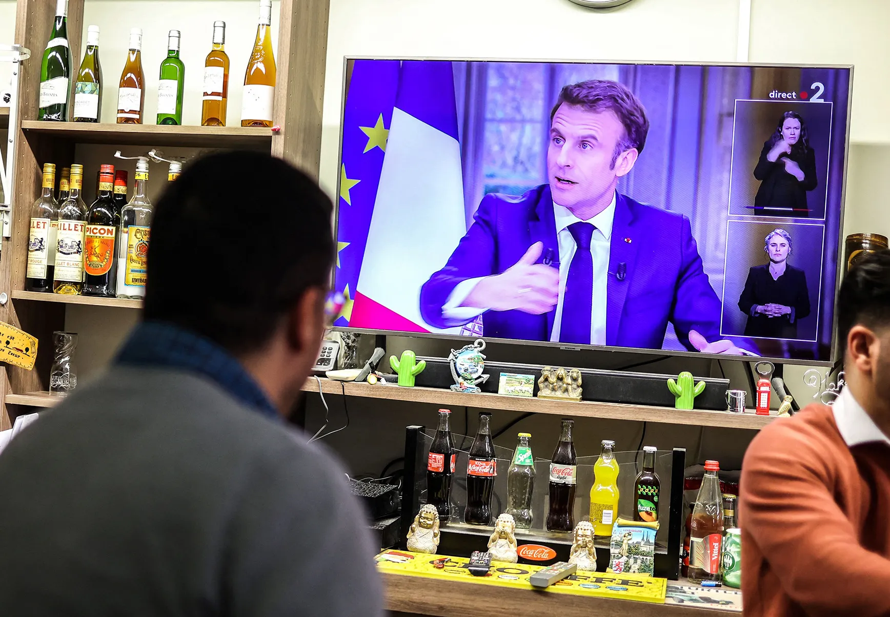 Patrons&nbsp;watch&nbsp;Emmanuel Macron's TV interview from a&nbsp;restaurant in Toulouse, southwestern France on March 22.