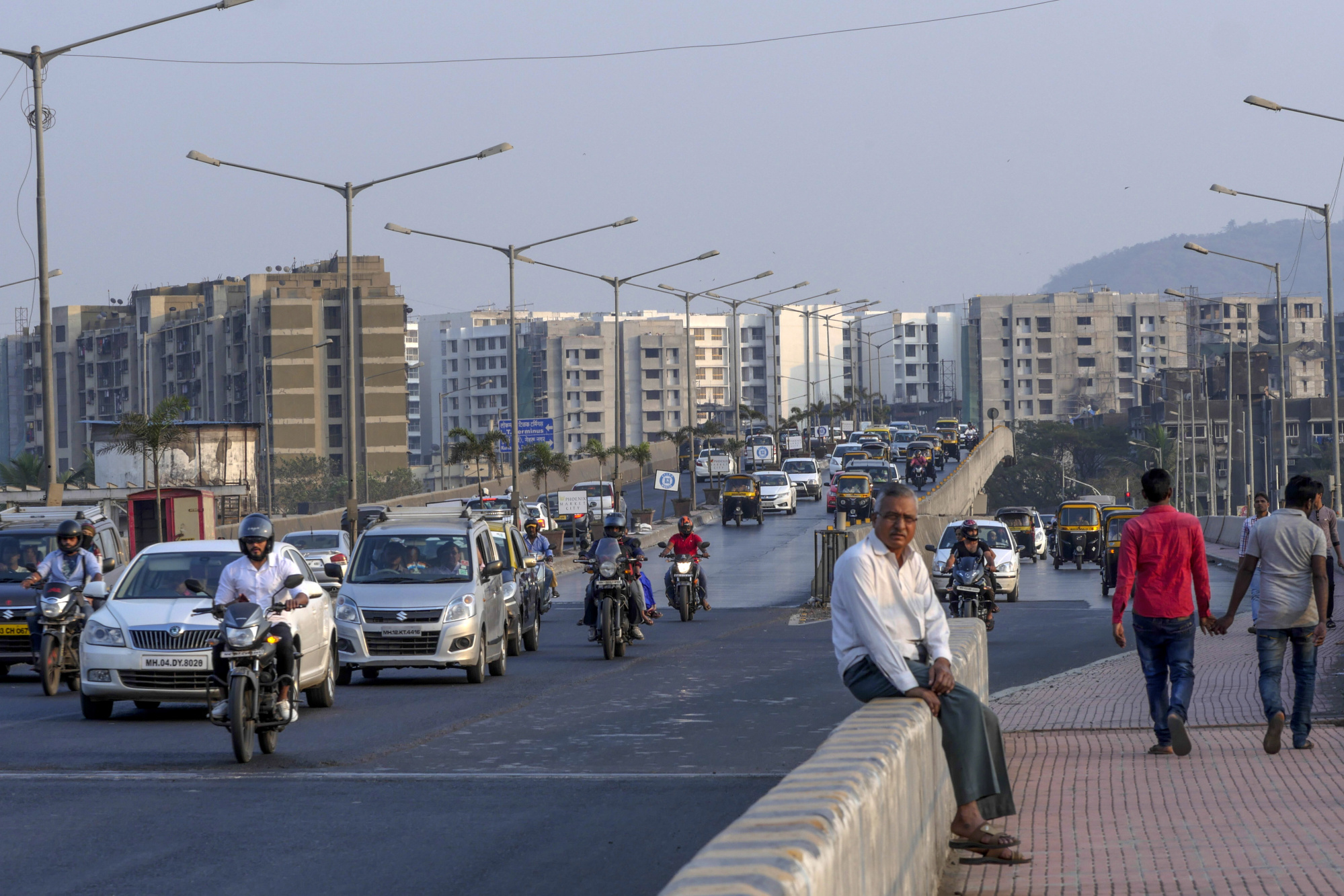 Mumbai Home Prices Sink for 3rd Year Amid India Economy Slowdown Bloomberg