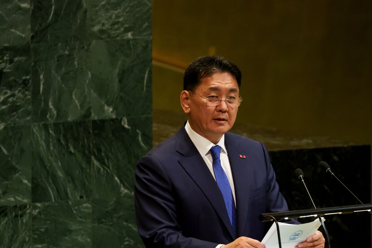Mongolia Risks Constitutional Crisis as President Vetoes PM Exit