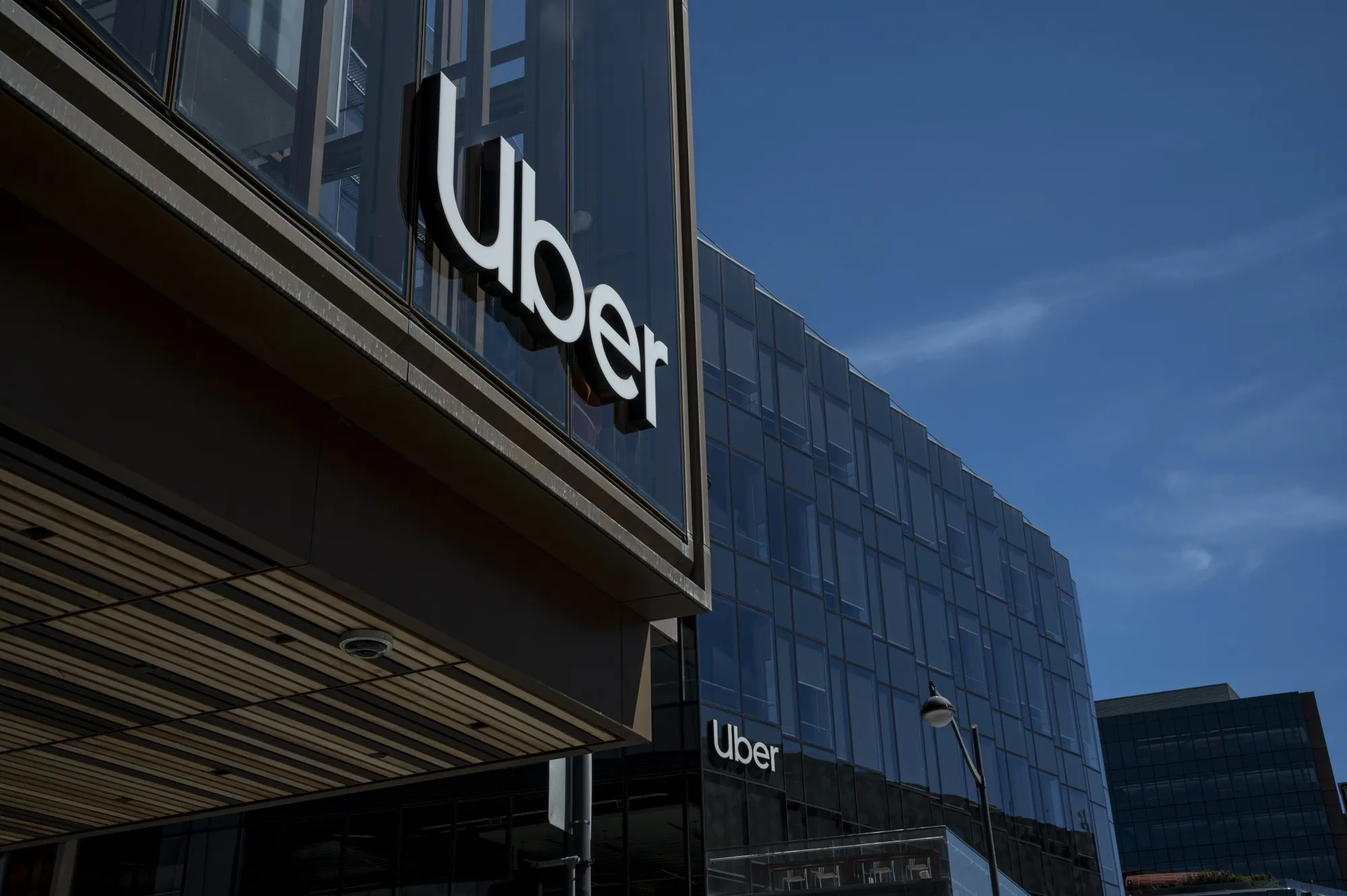 Uber Raided in Tax Probe of Its Portuguese Delivery Partners - Bloomberg