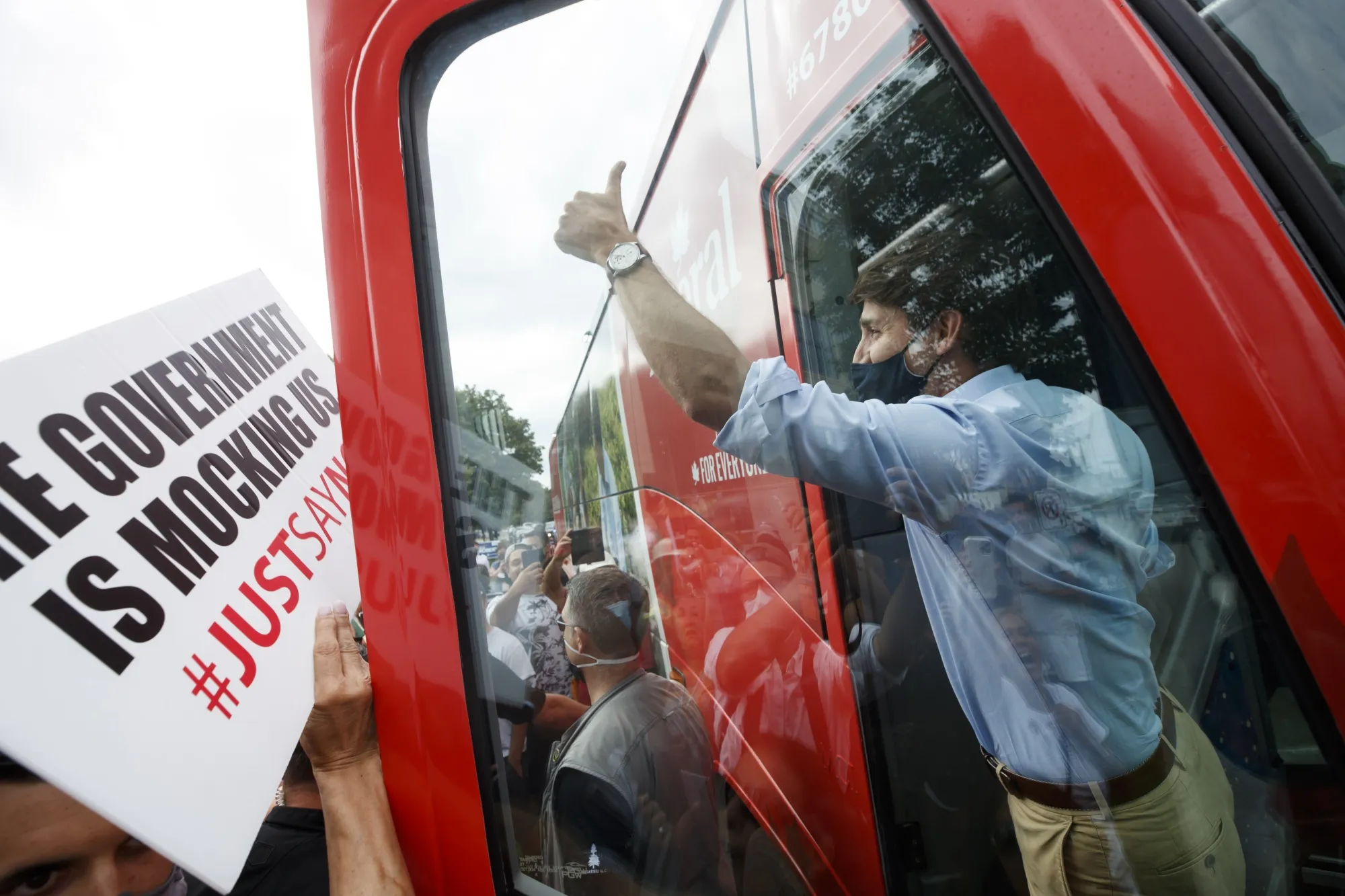 Justin Trudeau gives a thumbs up during a campaign stop in Nobleton, Ontario last week that saw the prime minister confronted by protesters.