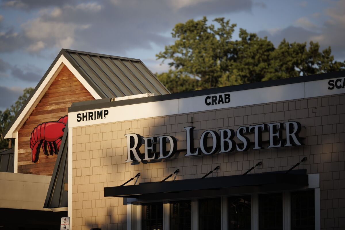 Red Lobster Moves Ahead With Fortress Takeover Offer - Bloomberg