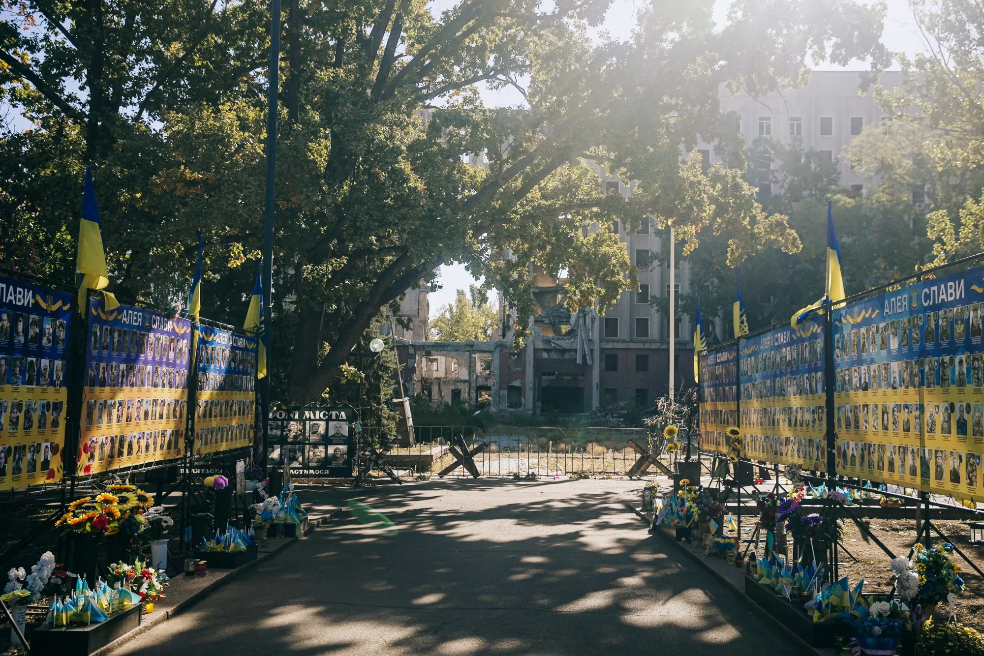 A memorial for fallen soldiers outside&nbsp;the destroyed regional administration of Mykolaiv, Ukraine, on Sept. 24.
