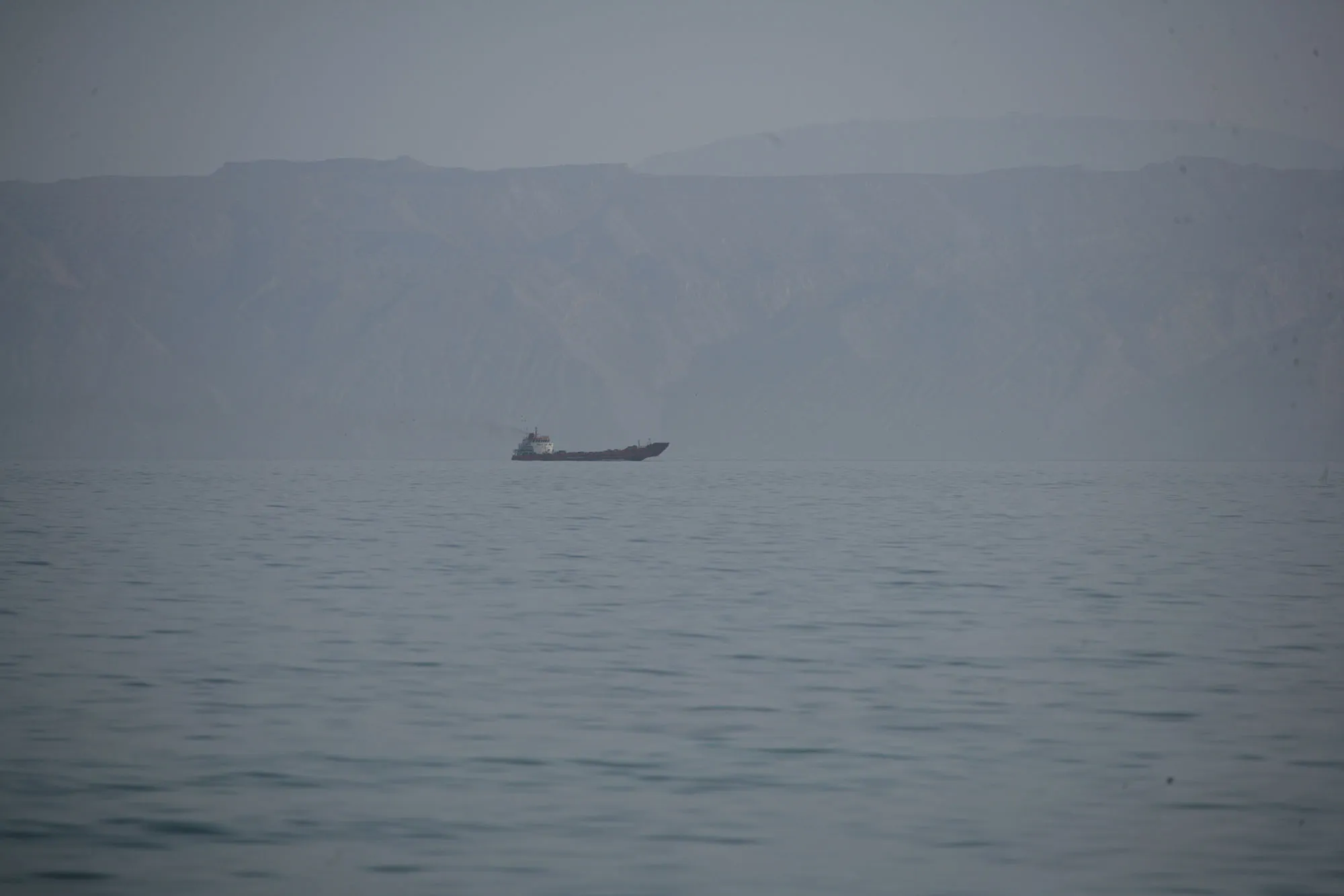 イラン・キシュ島沖のペルシャ湾を航行する船舶