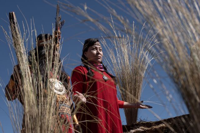 Luego de que las vicuñas son capturadas, pero antes de que sean esquiladas, algunos locales se visten como incas para una ceremonia en la que tratan de atraer turistas.
