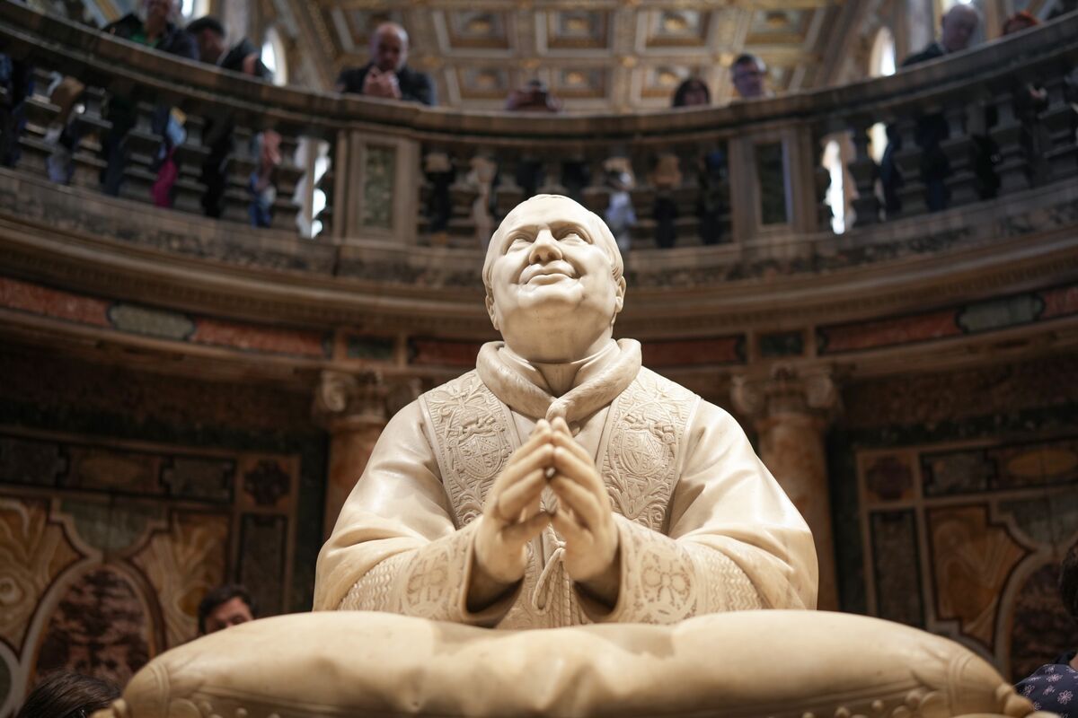 🟨"Il Futuro del Papato: Da Giovanni Paolo II a un Papa Globale"