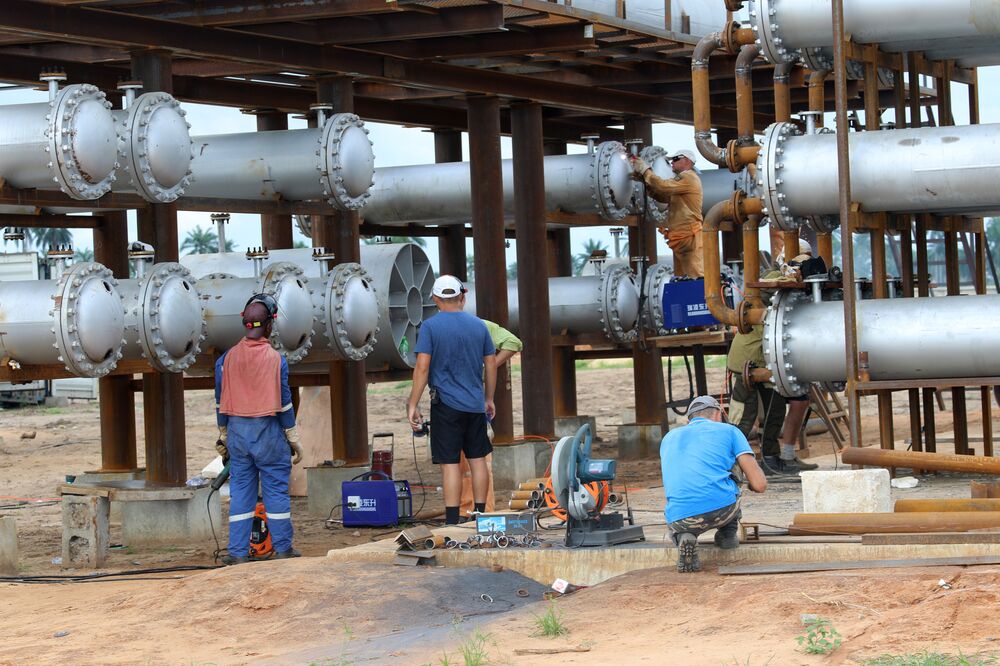 Mini Refineries Race Billionaire To Fix Nigerian Fuel Crisis Bloomberg