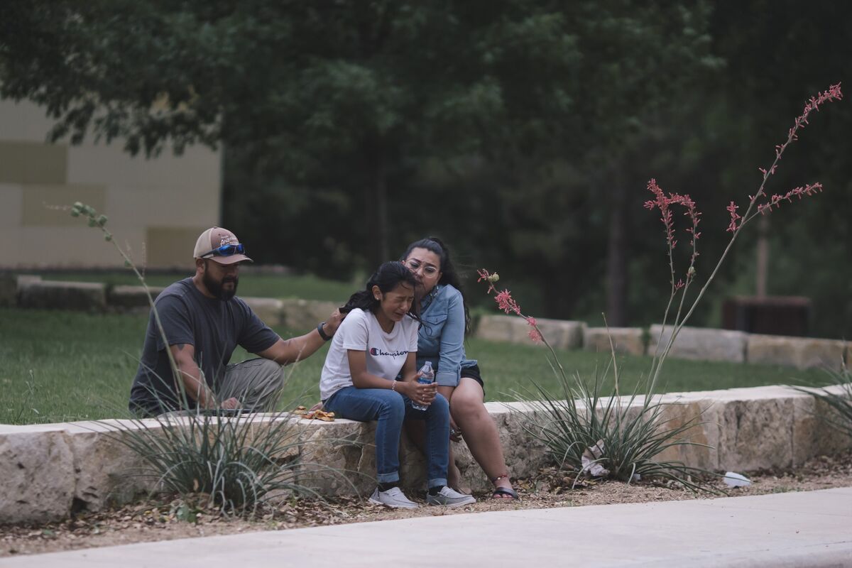 Bloomberg Evening Briefing Fury Over Texas Massacre Erupts Across US