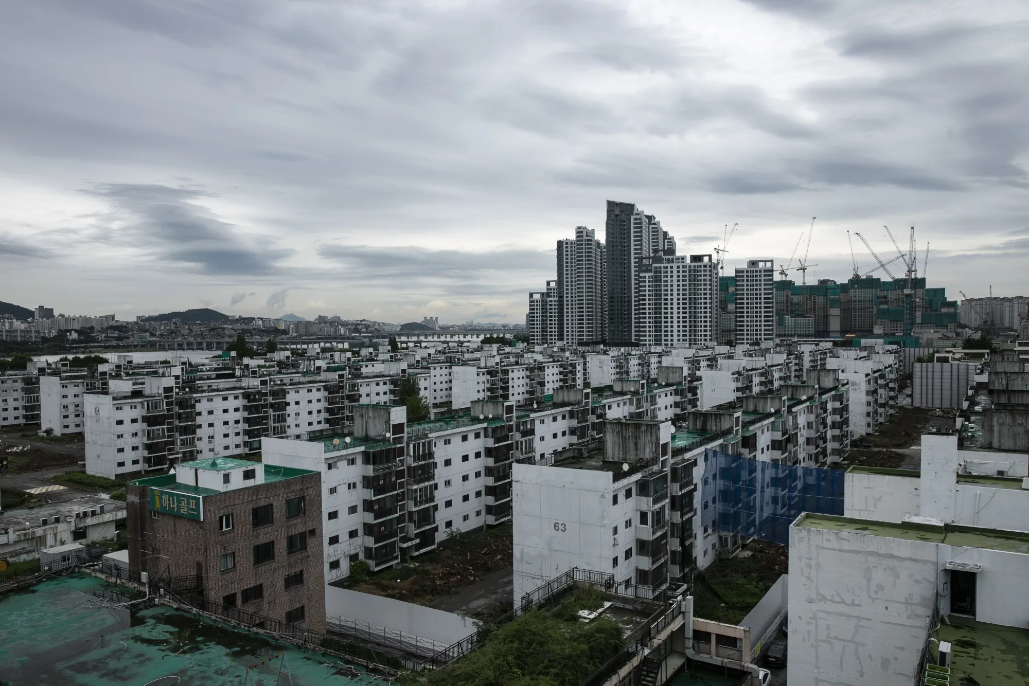 The empty apartments in the Banpo redevelopment, where hundreds of landscaping trees were cut down before construction.
