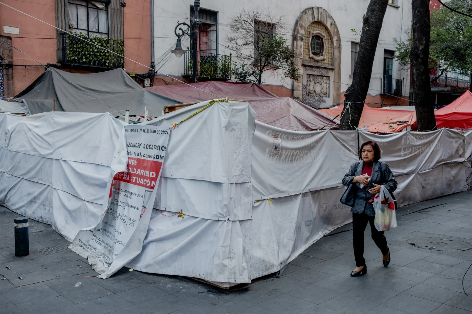Acampamento improvisado montado por famílias recentemente despejadas de um prédio na rua República de Cuba, na Cidade do México, em 2 de dezembro de 2025.