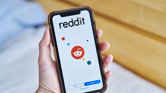 Hedge-Fund Titans Lose Billions to Reddit Traders Running Amok