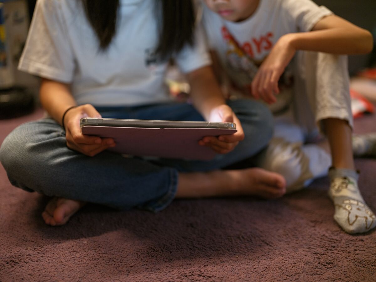 
                            UK Weighs Australia-Style Social Media Ban for Children