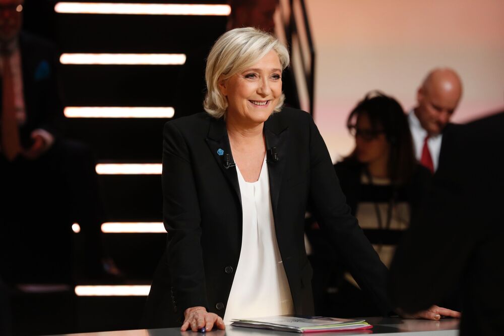 Le Pen Mempekerjakan Social Media Blitzkrieg untuk Memperkuat Debat Pesan