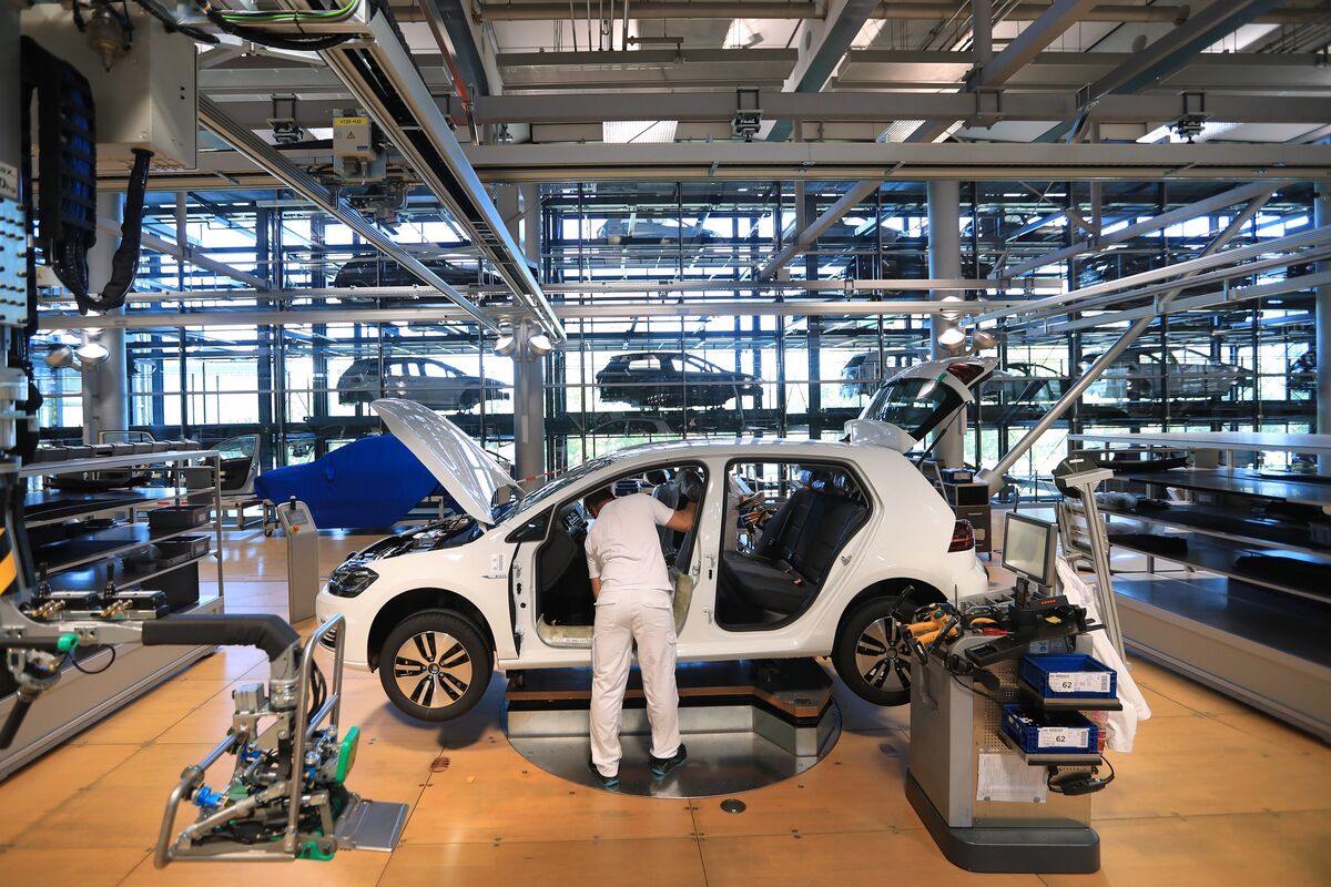 Volkswagen Delays Electric Golf as Cost Cuts Stall Factory Revamp -  Bloomberg