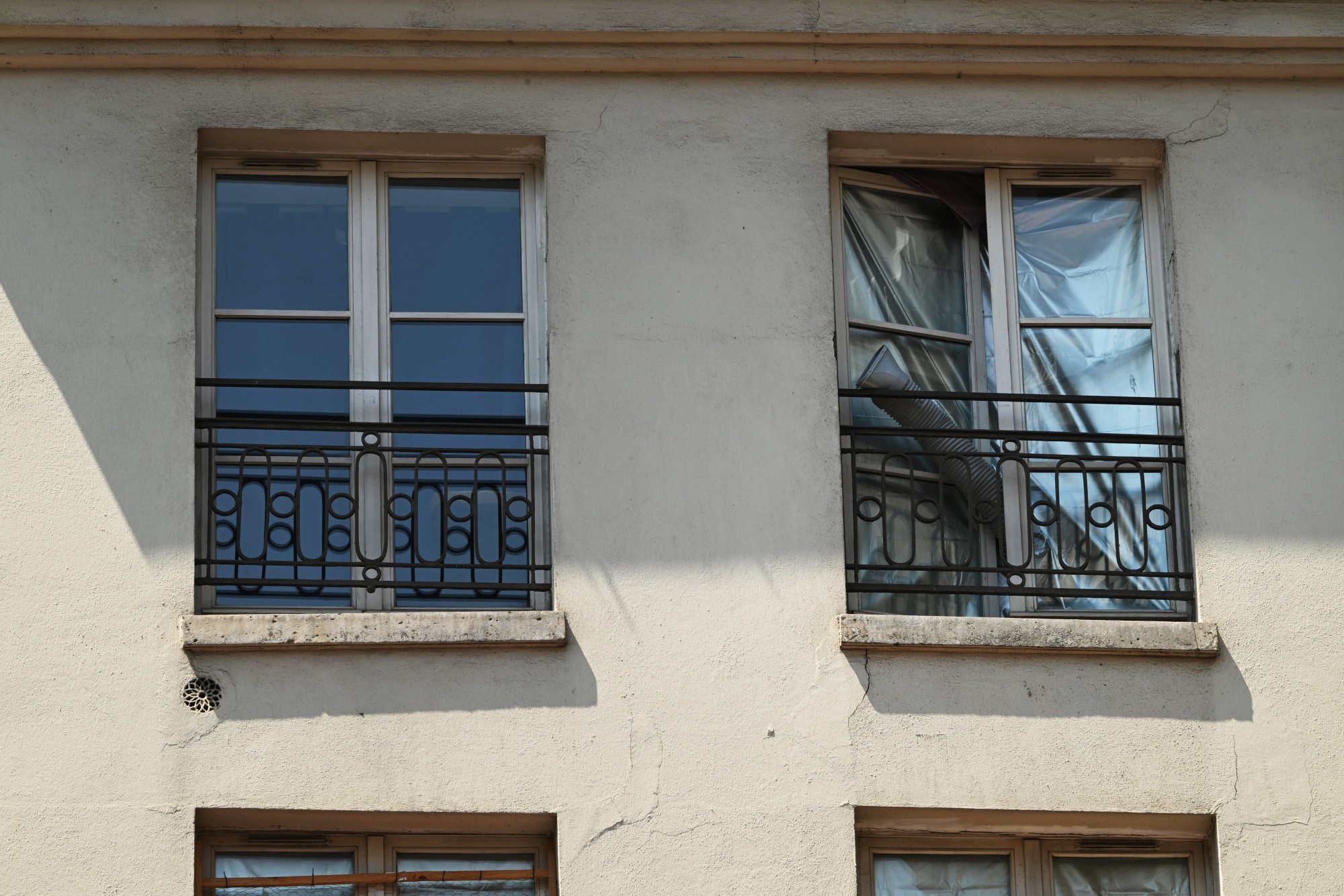 An air-conditioning hose pokes through an apartment window during high temperatures in Paris, France, on Friday, June 26, 2026. The intense and unusually early heat underscores how climate change is transforming summers in the world’s fastest-warming continent. Photographer: Benjamin Girette/Bloomberg