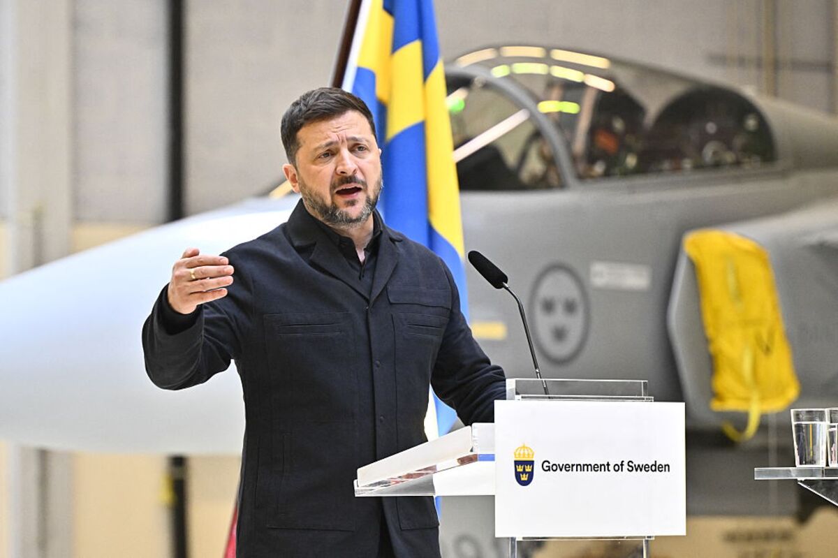Sweden to Sell, Donate Saab Jets to Ukraine to Aid Defense