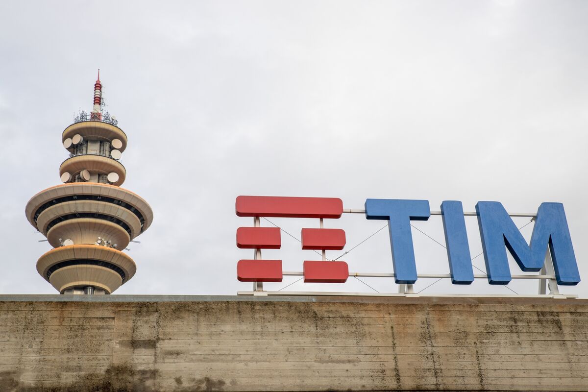 Telecom Italia Signs €1.5 Billion Bridge Loan for Refinancing - Bloomberg