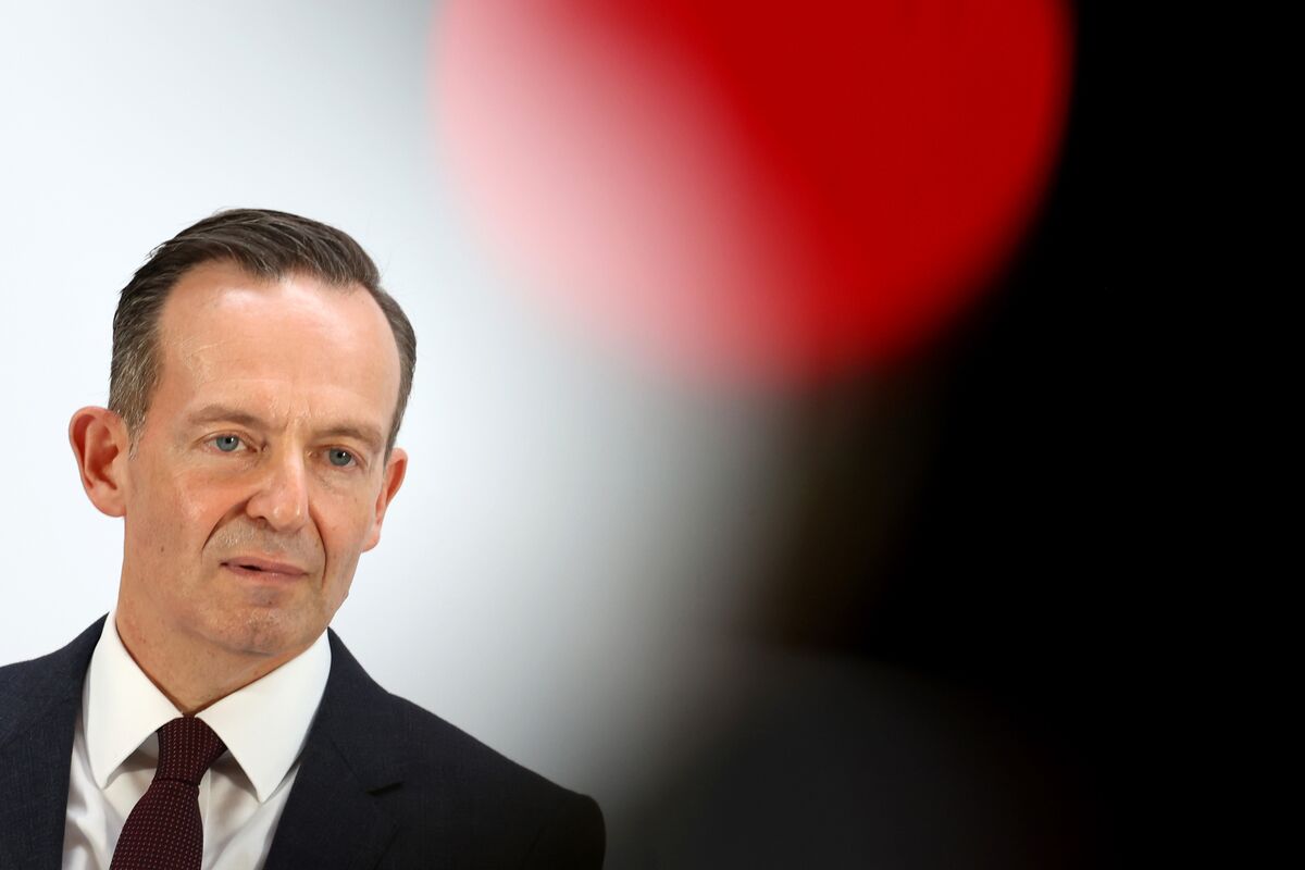 German Greens and Liberals Spar Over Budget Before Monday Talks thumbnail