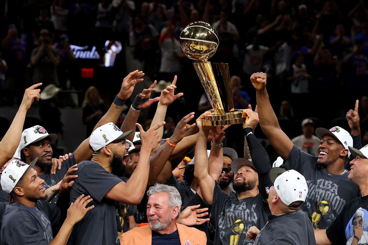 NY Knicks Parade to Engulf Downtown With Fans, Cops, Confetti