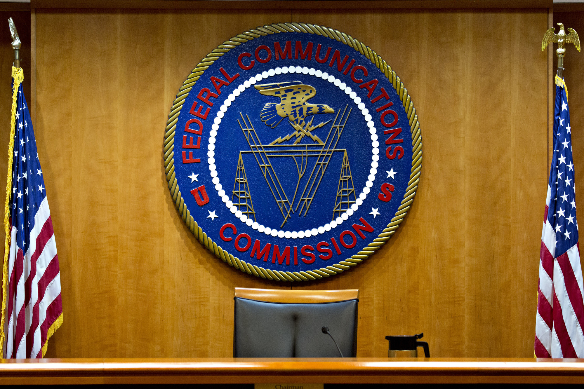 Senators Ask The FCC To Investigate Wireless Carrier Throttling - Bloomberg