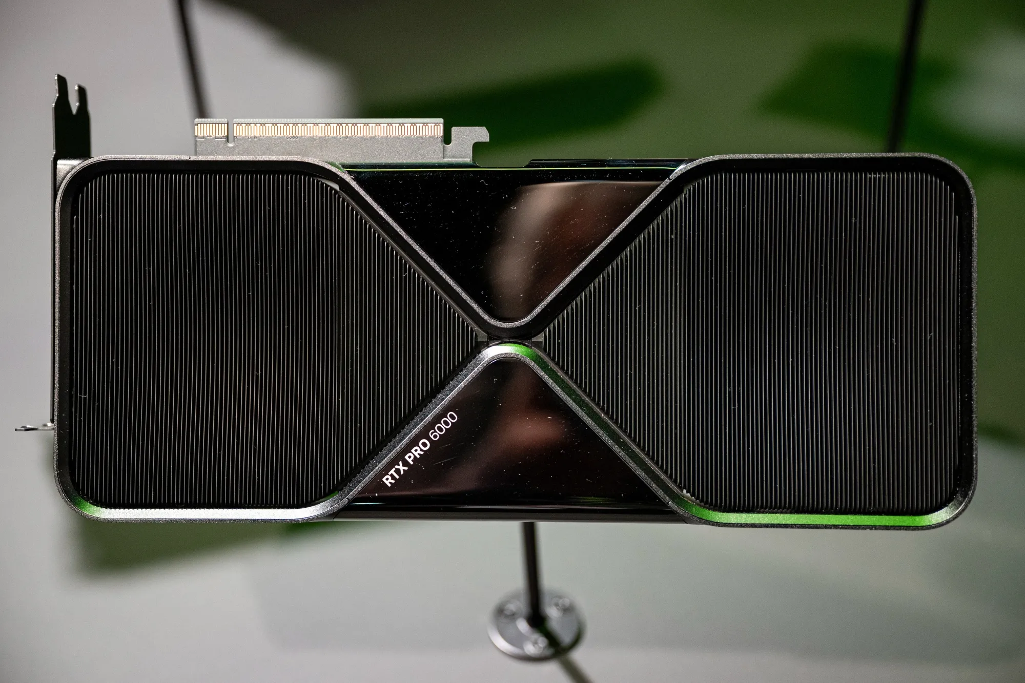 中国监管机构要求企业暂停采购英伟达 AI 芯片 中国监管机构要求企业暂停采购英伟达 AI 芯片