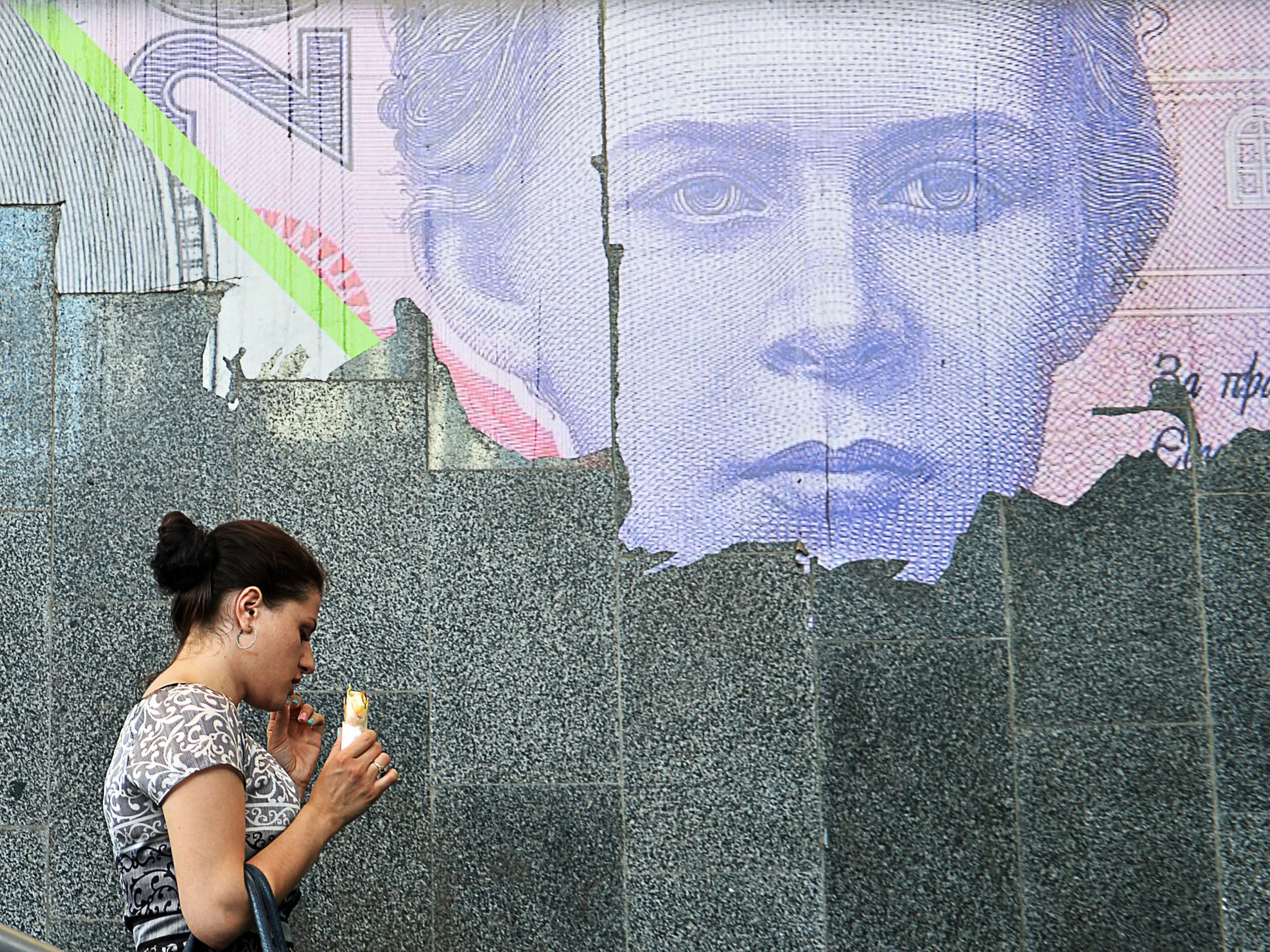 Ukraine’s bonds slumped 1.3 cents on Tuesday as the country raised pressure on creditors by passing a parliamentary bill giving it the power to impose a moratorium on international bondholders.
