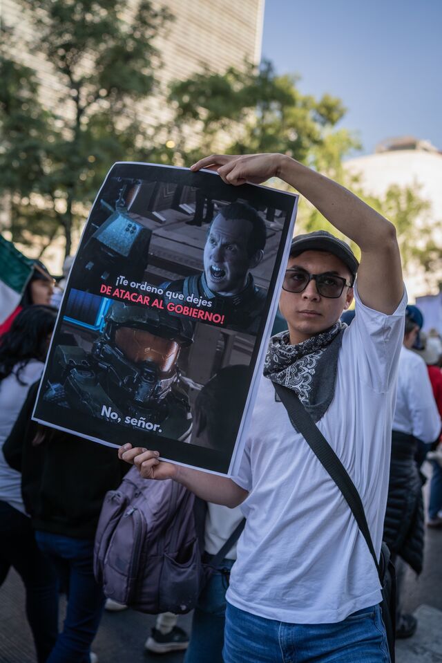 Александр Альварес, студент из Мехико, держит плакат Мастера Чифа, центрального персонажа из серии видеоигр Halo.